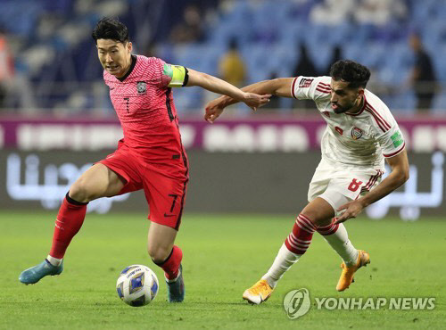 UAE전에서 볼 경합하는 손흥민(왼쪽). <로이터=연합뉴스>